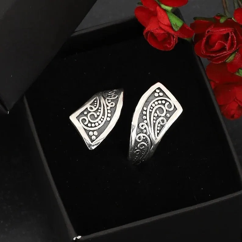 Silver retro minimalist adjustable ring for women showing electroplated alloy construction