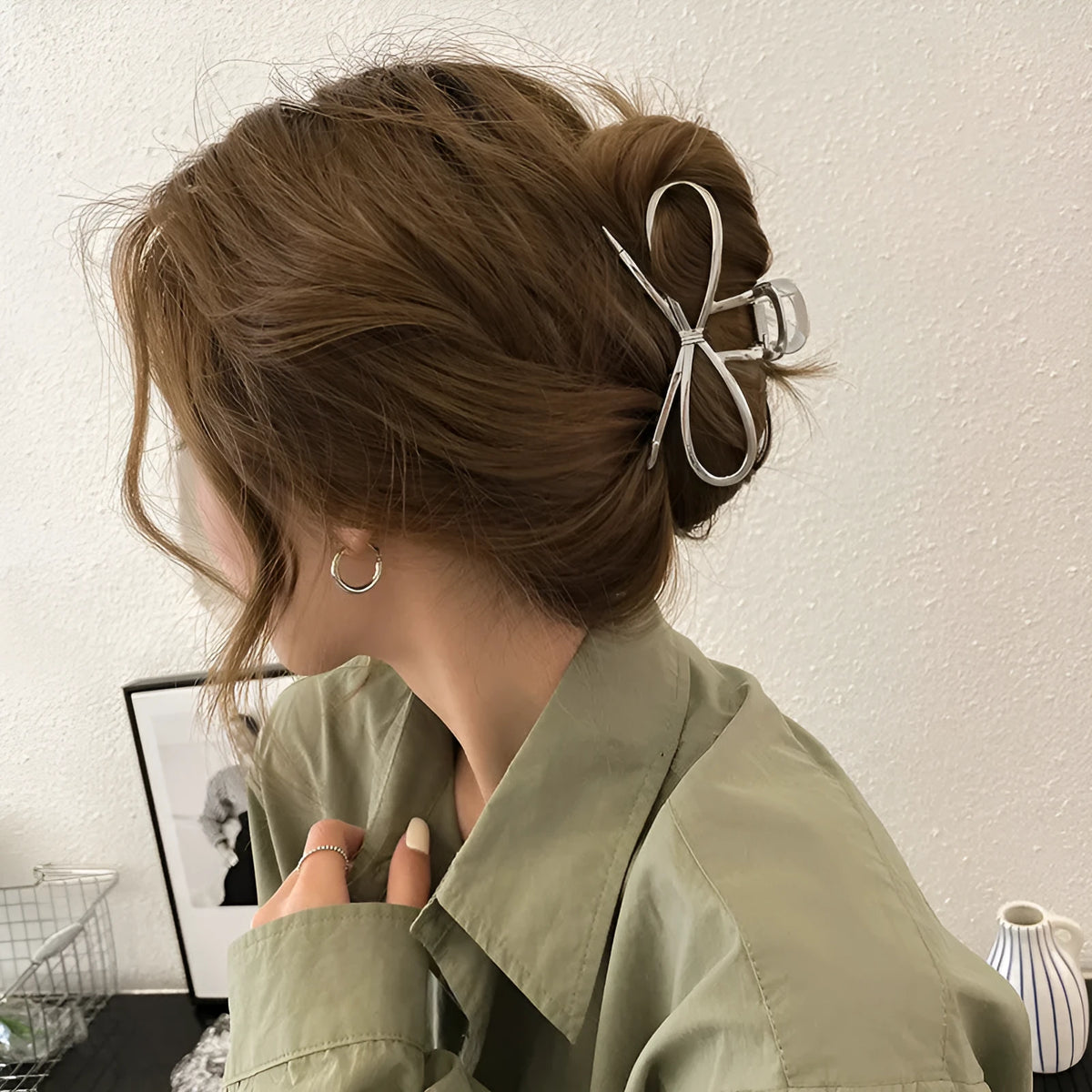 Alloy metal bow hair clip for women in silver or gold colour, Korean style.