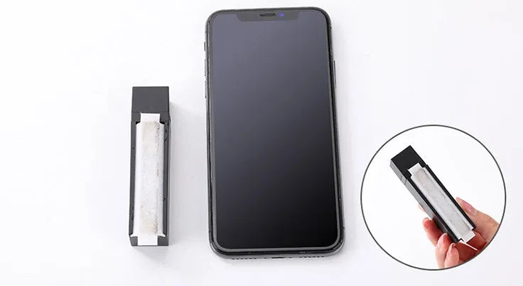Black pack containing 40 disposable screen cleaner wipes for mobile phones and tablets