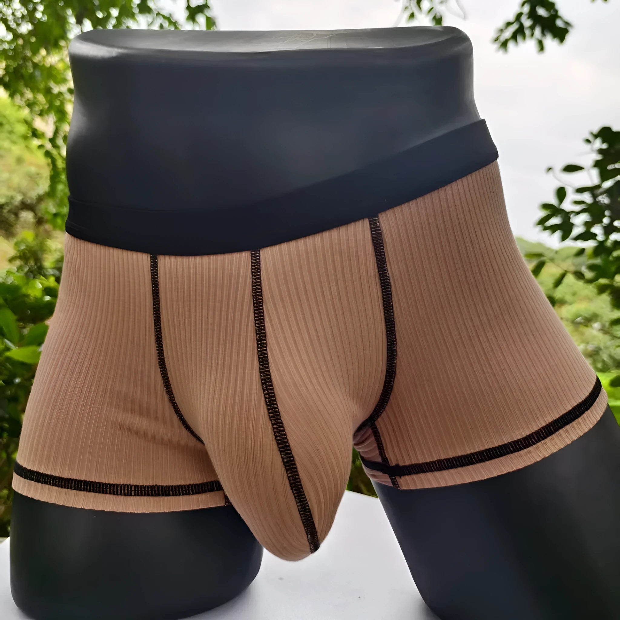 Men's solid colour boxer shorts in breathable fibre fabric on a plain background.