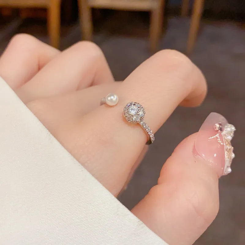 Open-end pearl ring with round zircon detail in geometric shape, gold and silver colour options