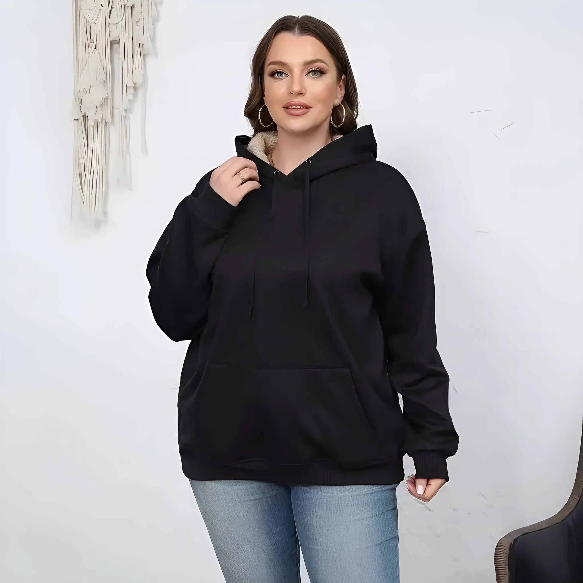 Women's thick polyester hooded sweater with pockets in loose fit