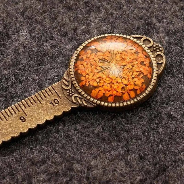 Handmade dried flower bookmark measuring 12cm with preserved immortal flowers, lace flowers, and daffodils