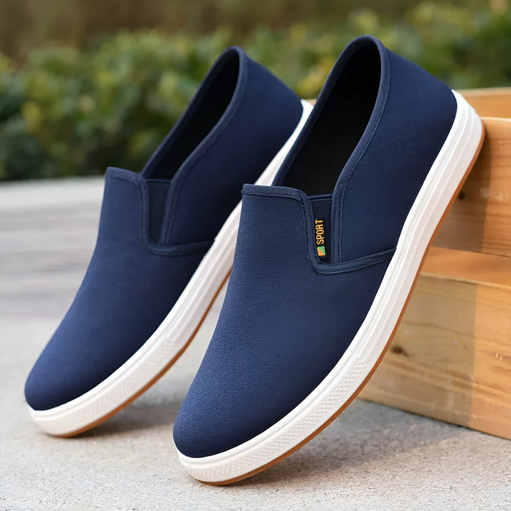 Men's low-top slip-on cloth shoes in canvas with round toe and injection moulded sole