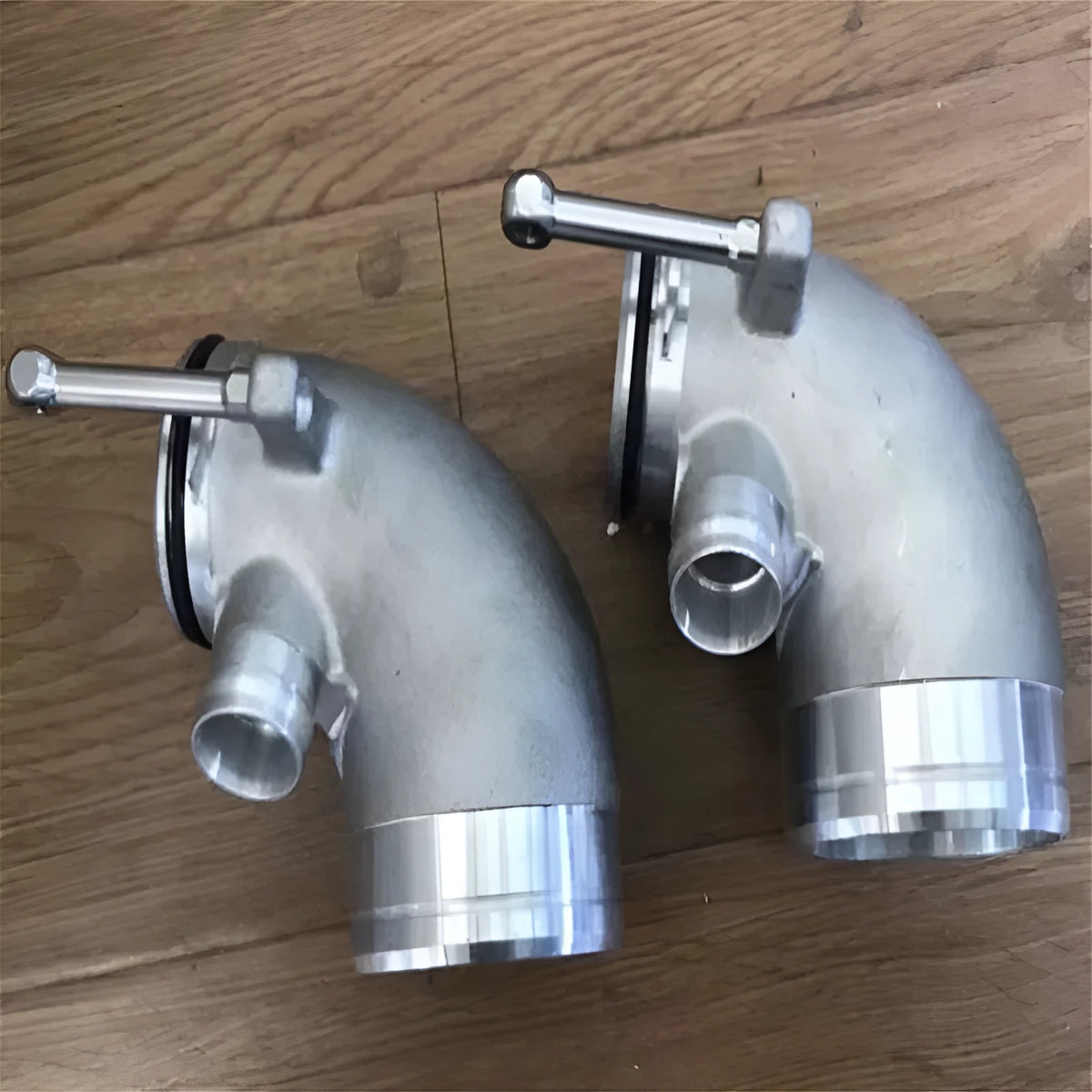 Aluminium alloy 90-degree automobile turbine elbow for lateral engine turbo positioning