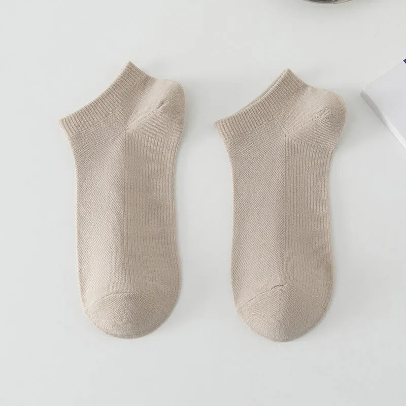 Solid colour low-cut polyester boat socks for men on a white background.