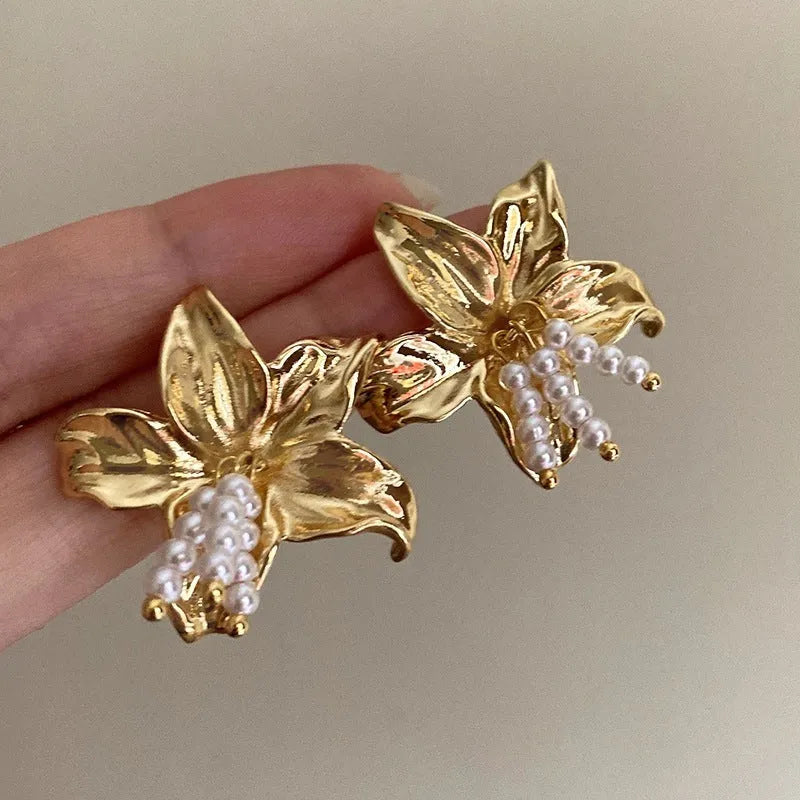 Gold H1795 metal pearl flower earrings for women with niche style and Seiko treatment.