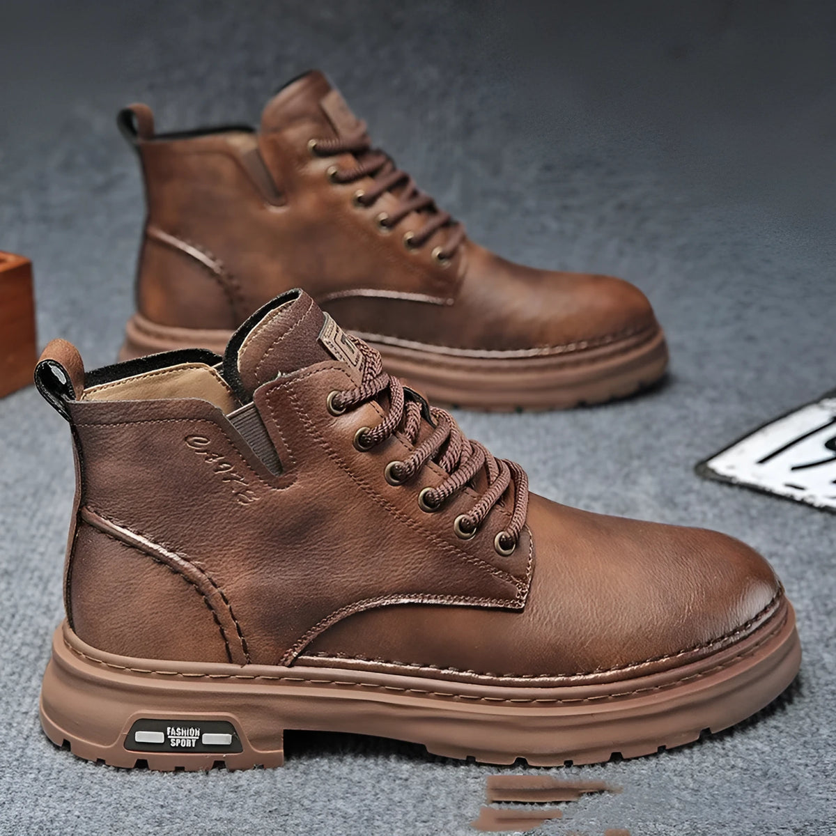 Men's mid-calf Martin boots with chunky rubber sole, leather lining and front lace-up, in black or brown