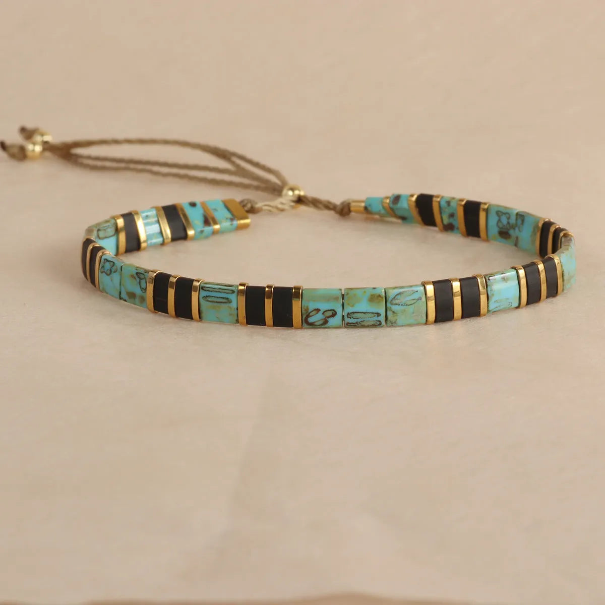 Geometric glass beaded bracelet in retro green colour with round elements