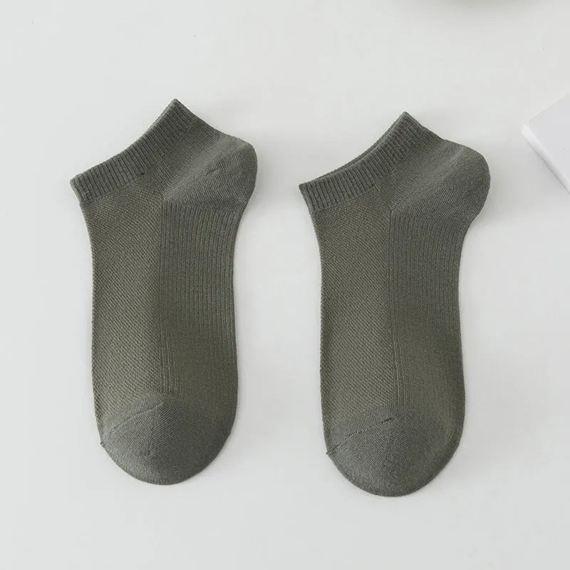 Solid colour low-cut polyester boat socks for men on a white background.