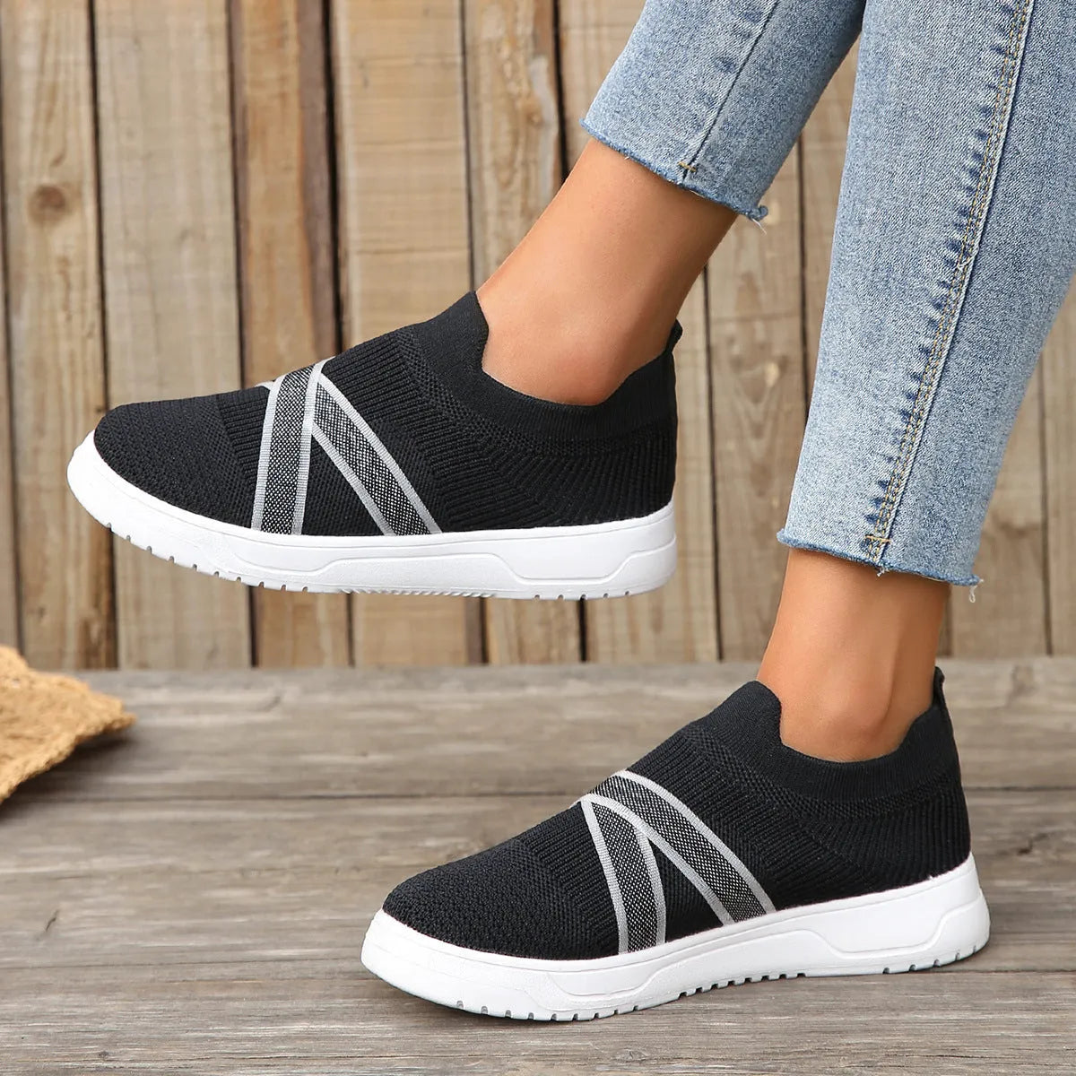 Black women's low-top mesh shoes with Flyknit fabric upper and flat rubber sole