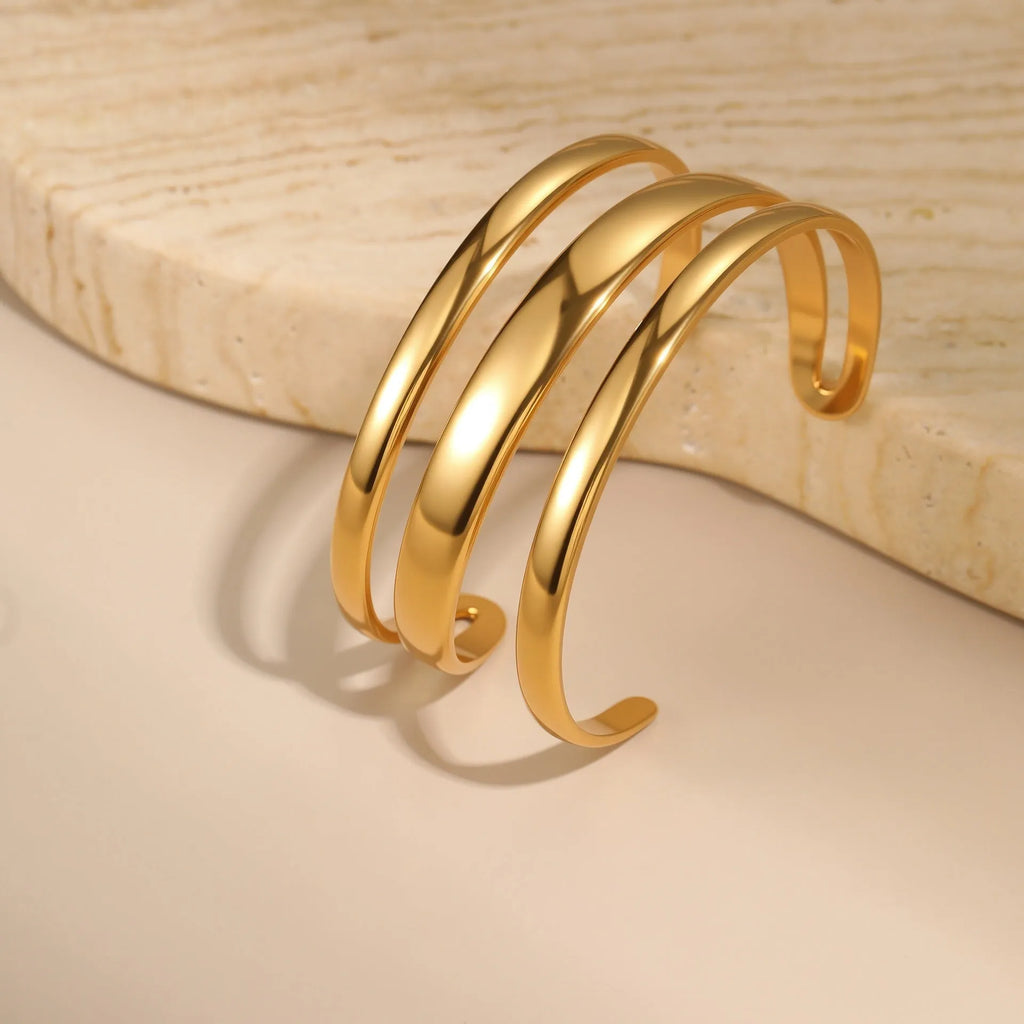 Stainless steel geometric bracelet with simple opening mechanism in gold or steel colour