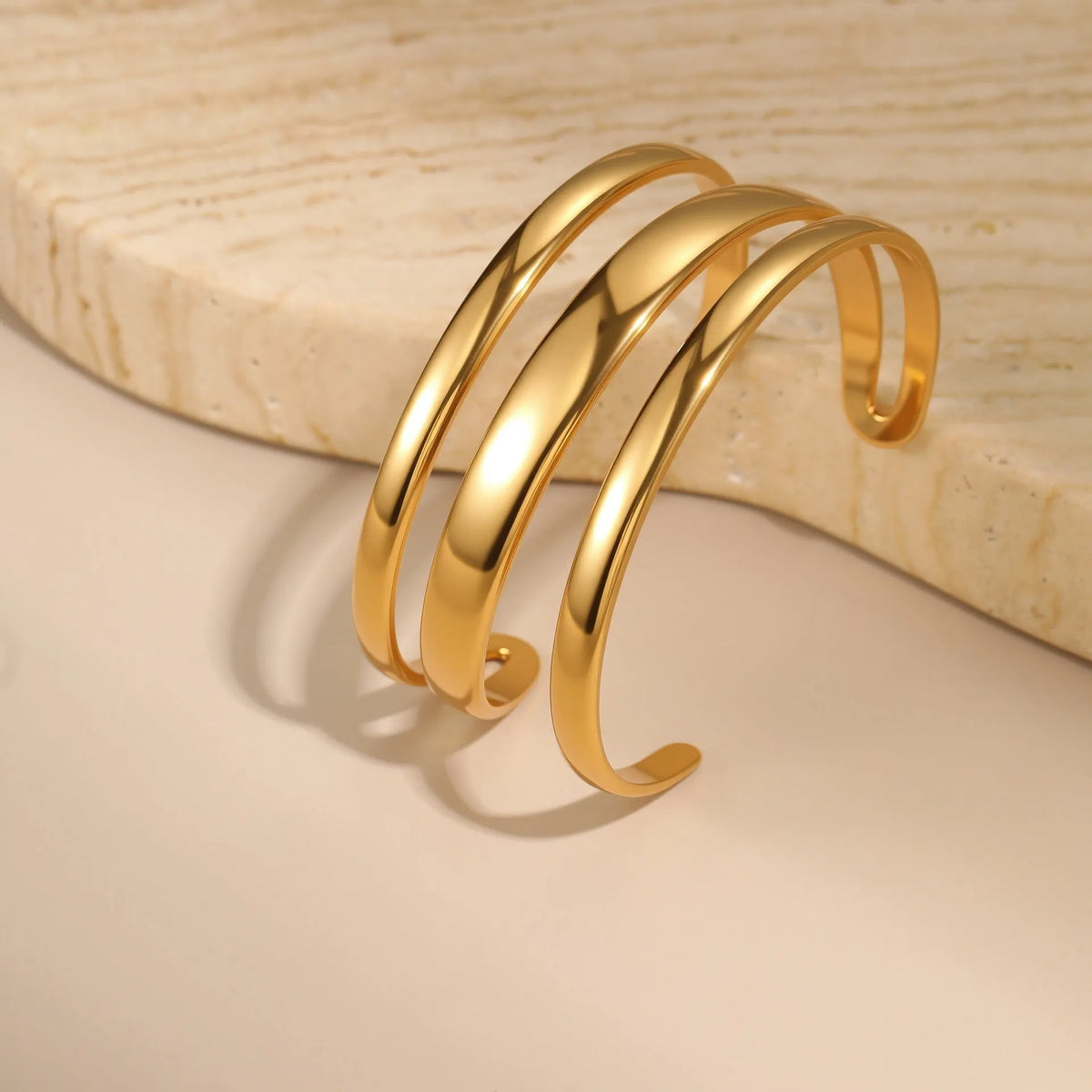 Stainless steel geometric bracelet with simple opening mechanism in gold or steel colour