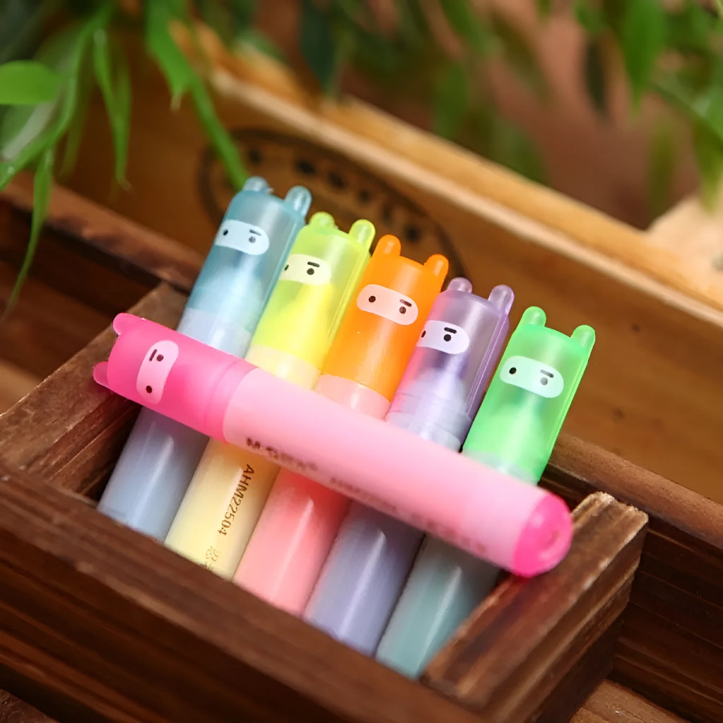 Six colour highlighter set with oblique tips and plastic shells, supplied in a bag