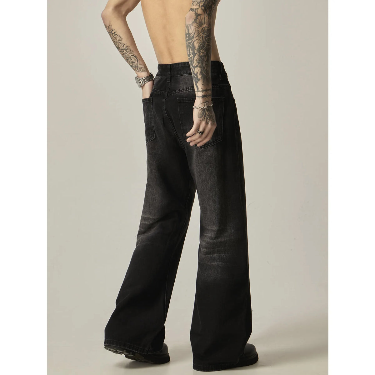 Black loose straight jeans with American retro styling and zipper fly closure