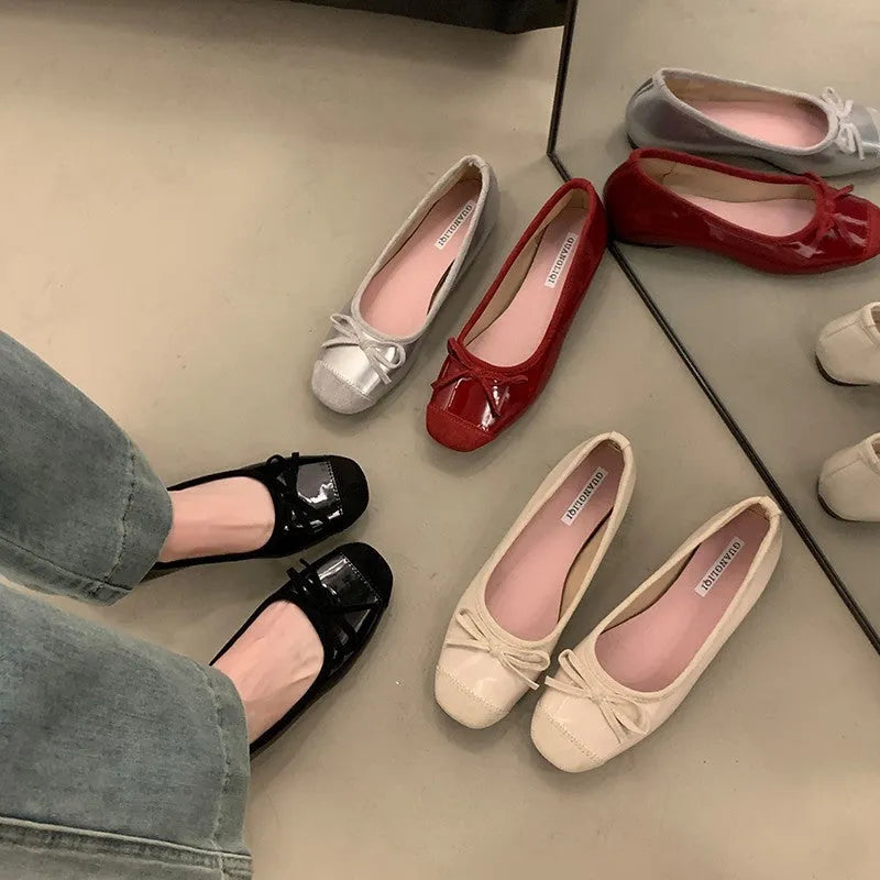 Retro style women's ballet flats with square toe and bow detail in Mary Jane design