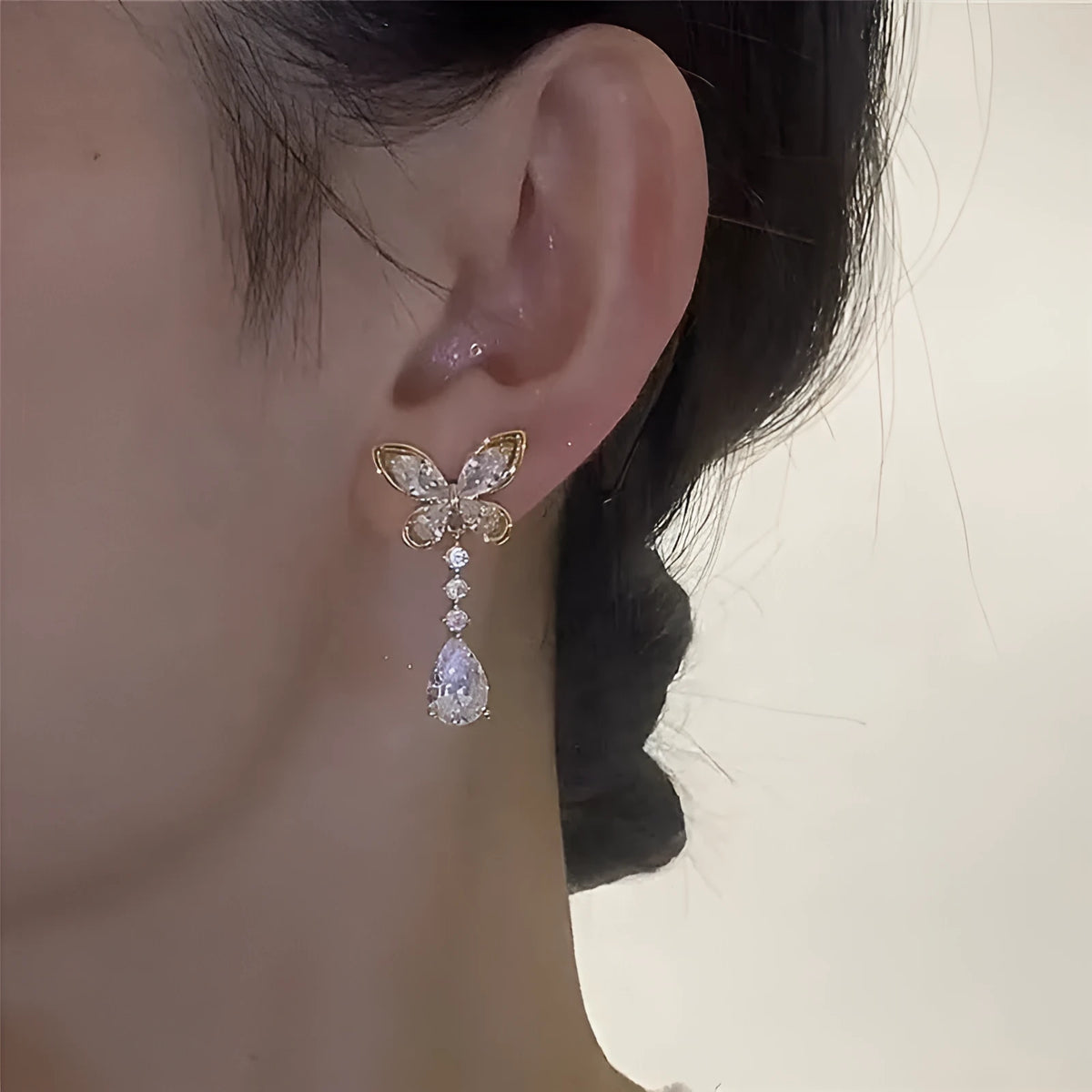 A pair of women's bow-shaped stud earrings with a platinum-coloured electroplated finish.