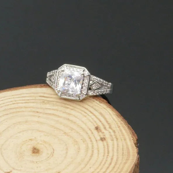 Platinum-colour geometric women's ring with hollow design and zircon inlay