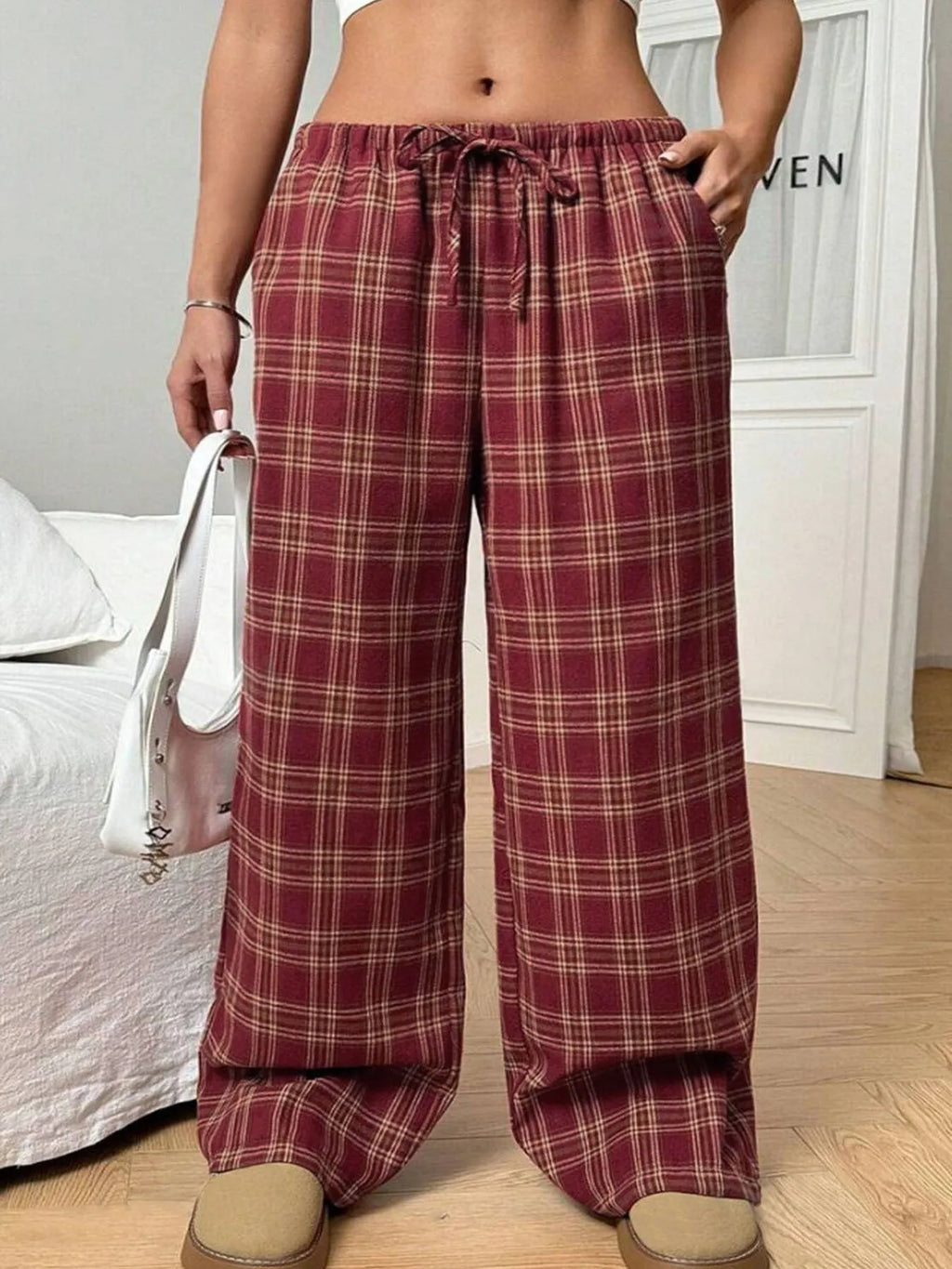 Women's loose drawstring trousers with plaid pattern and side pockets in blue or red colours