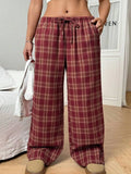 Women's loose drawstring trousers with plaid pattern and side pockets in blue or red colours