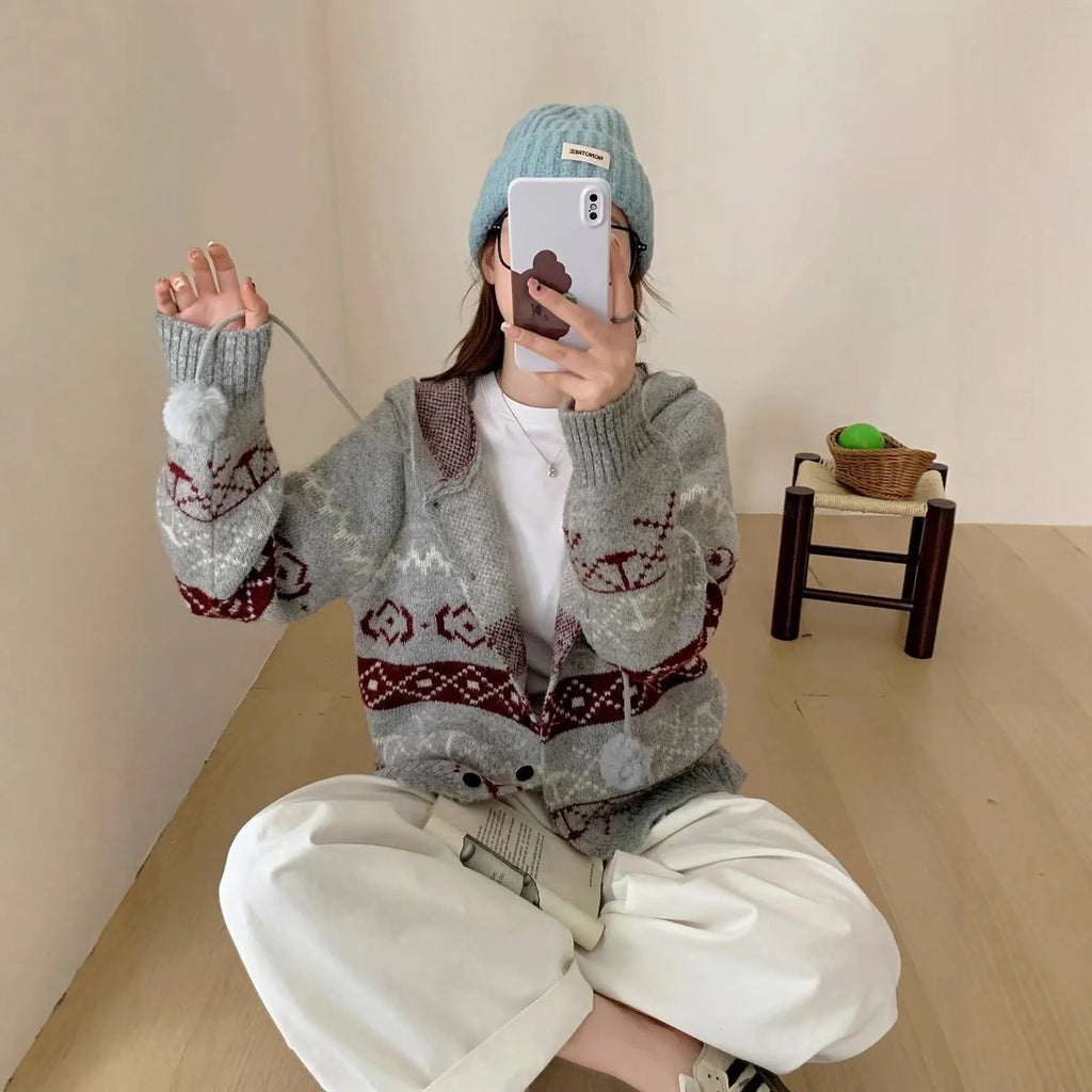 Idle style loose-fit brocade sweater coat for women in geometric pattern, available in milky white or grey