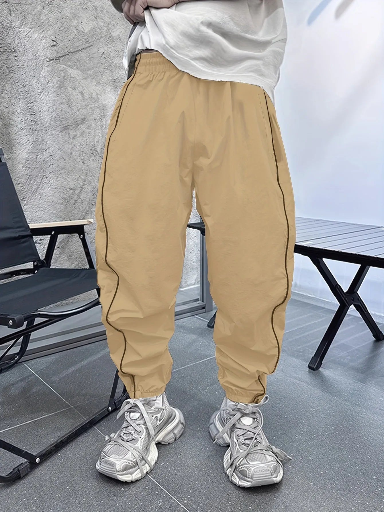 Men's loose-fit cropped sports trousers in bamboo fibre, shown in khaki colour.