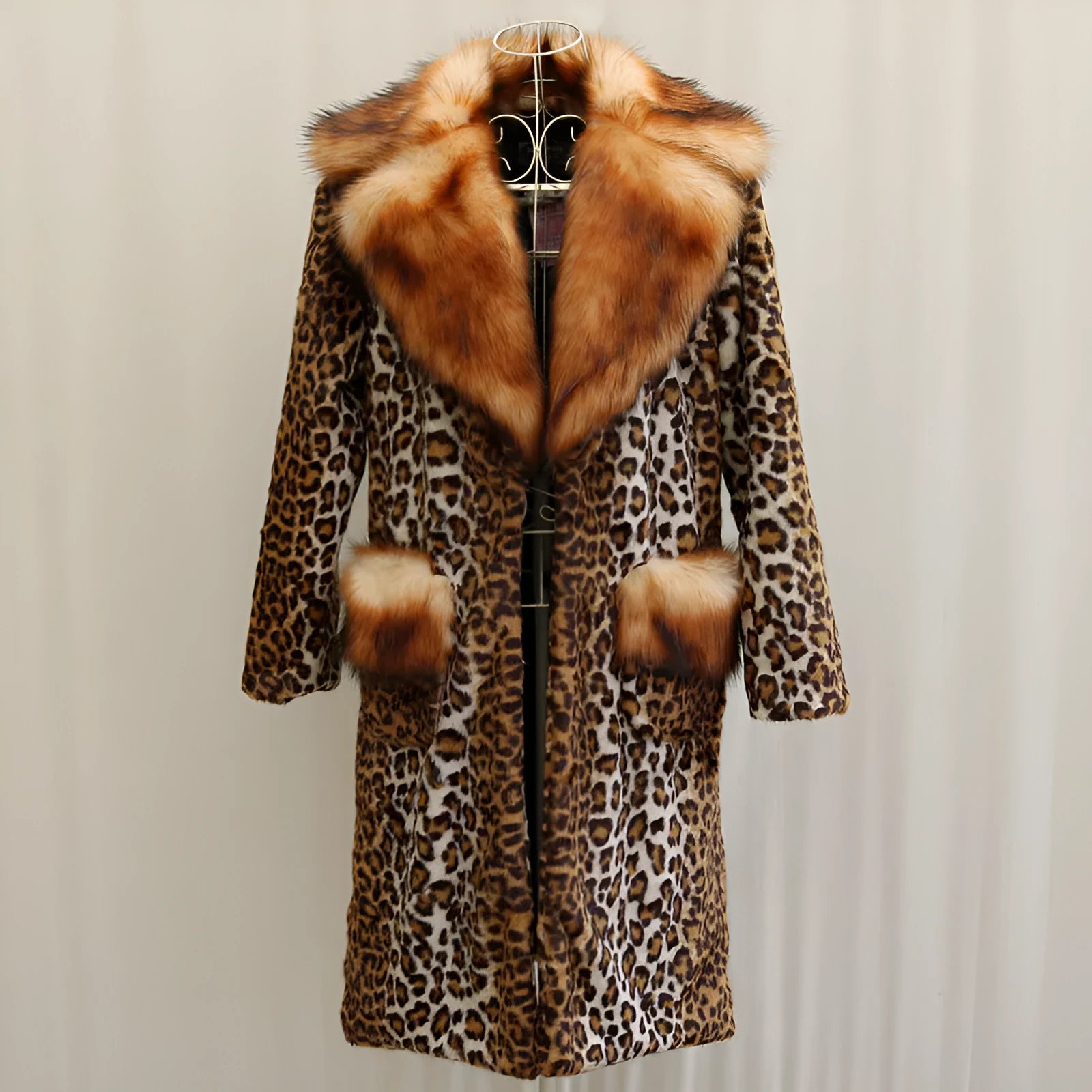Women's long artificial fur jacket with leopard print pattern and regular sleeves