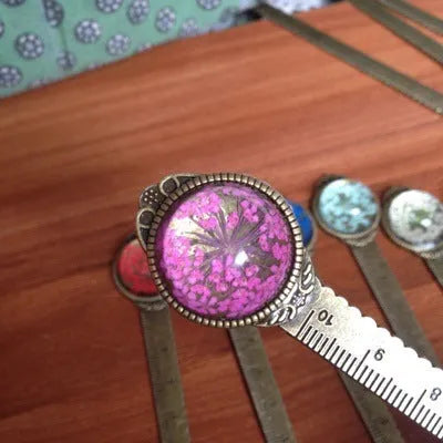 Handmade dried flower bookmark measuring 12cm with preserved immortal flowers, lace flowers, and daffodils