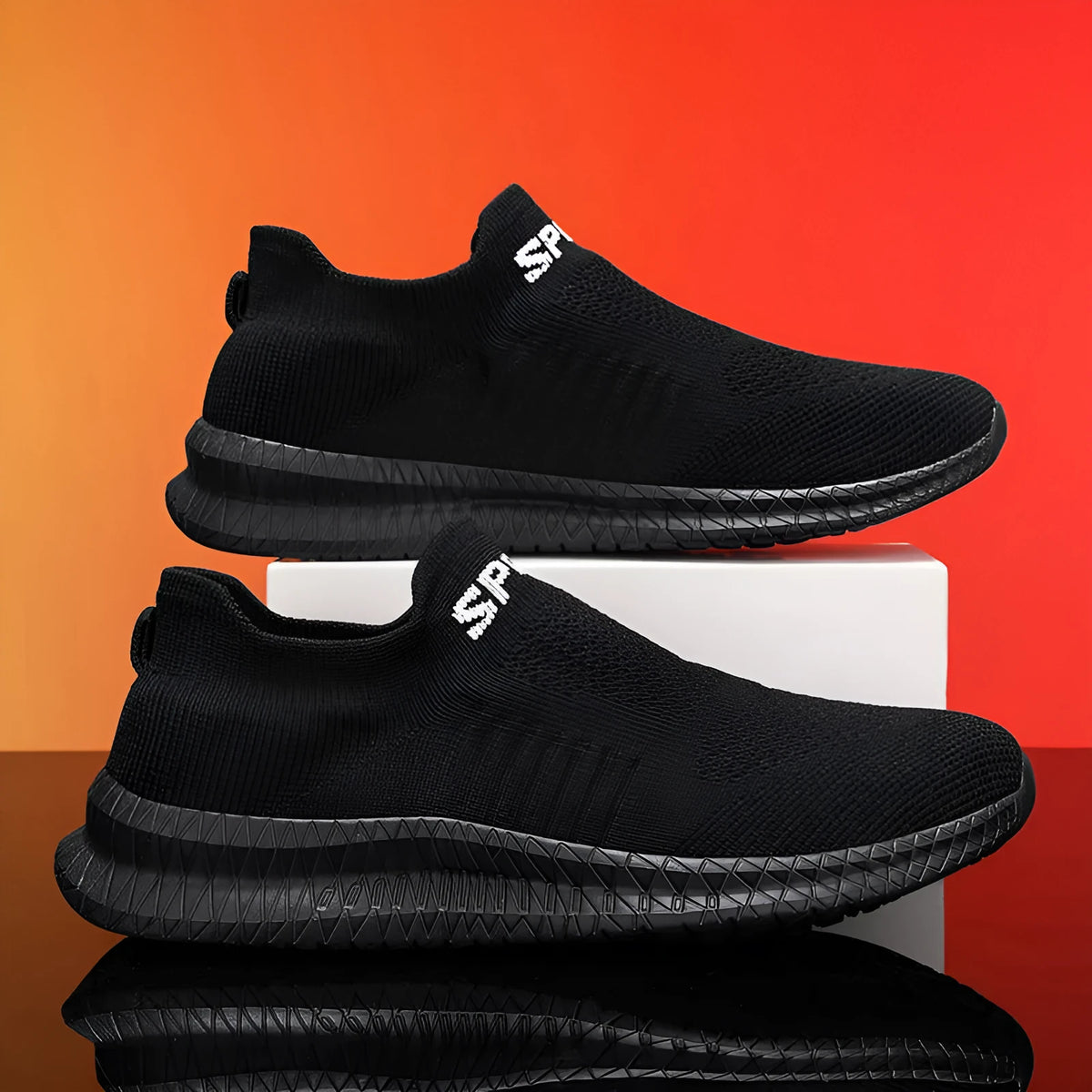 Men's breathable Flyknit low top trainers in black, blue, gray or yellow, sizes 39-47