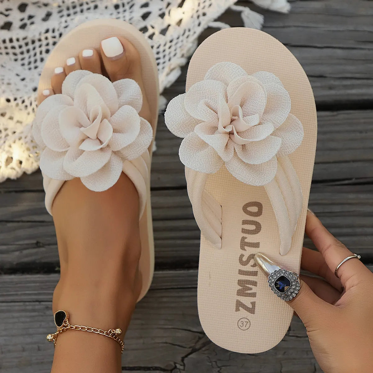 Women's plus size casual PU flip flop slippers in green, rose red, or creamy white.