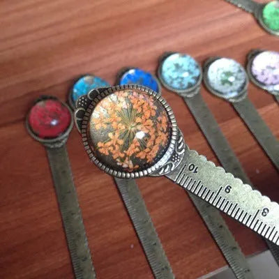 Handmade dried flower bookmark measuring 12cm with preserved immortal flowers, lace flowers, and daffodils