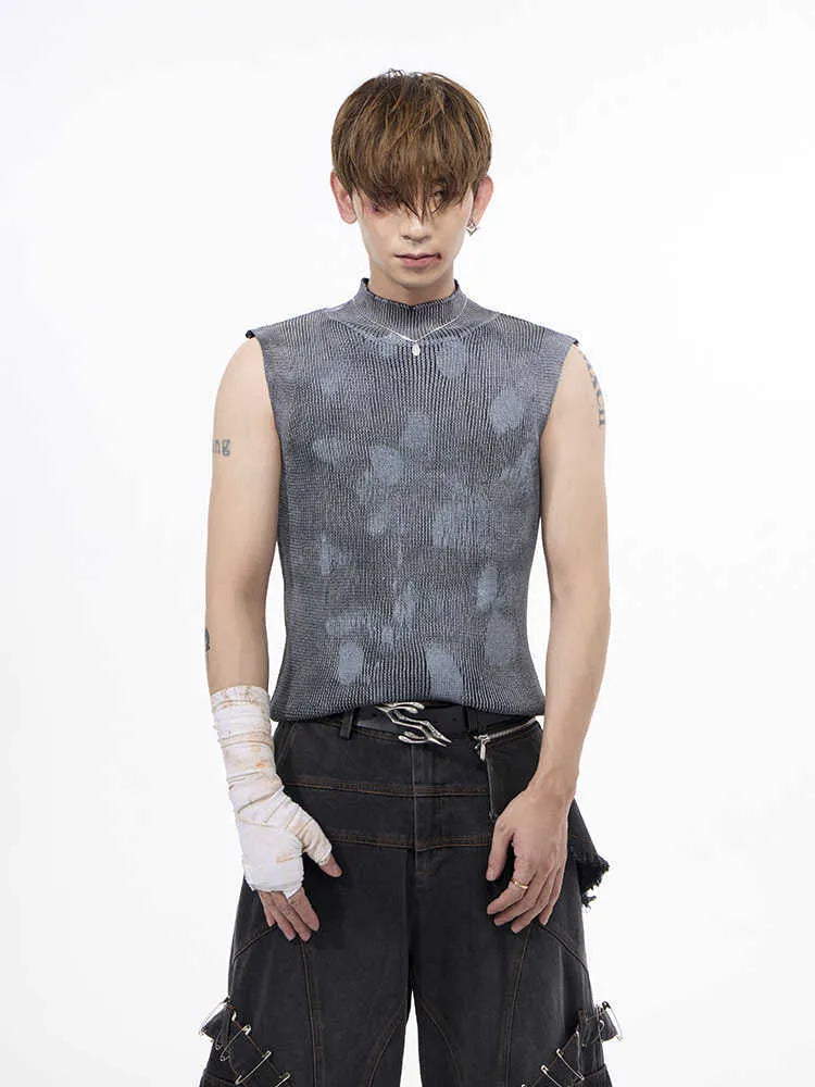 Black men's sleeveless T-shirt with silver pastebrushing wool vest pattern and stand collar