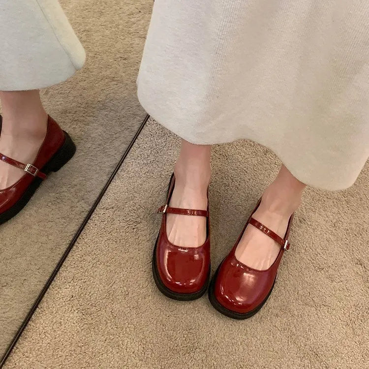 Women's vintage style leather flat shoes with round toe in three colour options