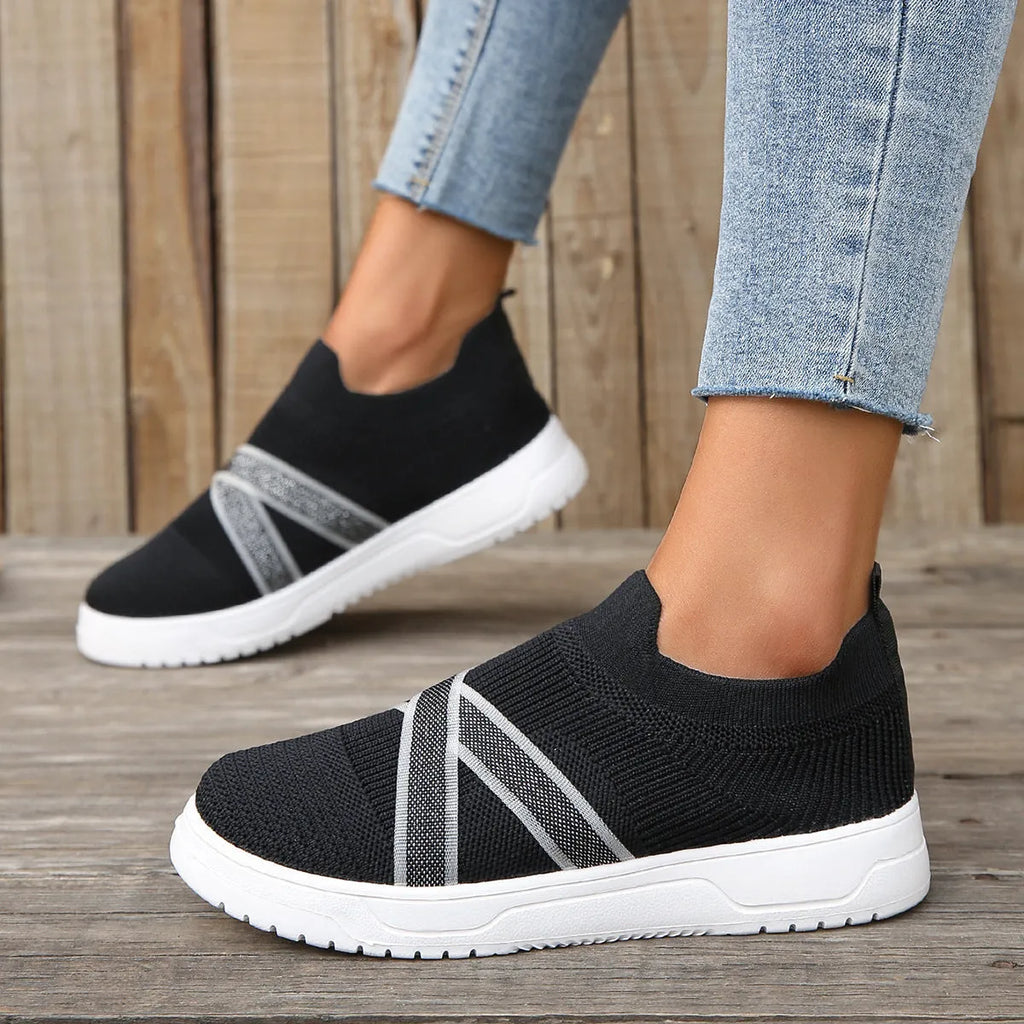 Black women's low-top mesh shoes with Flyknit fabric upper and flat rubber sole