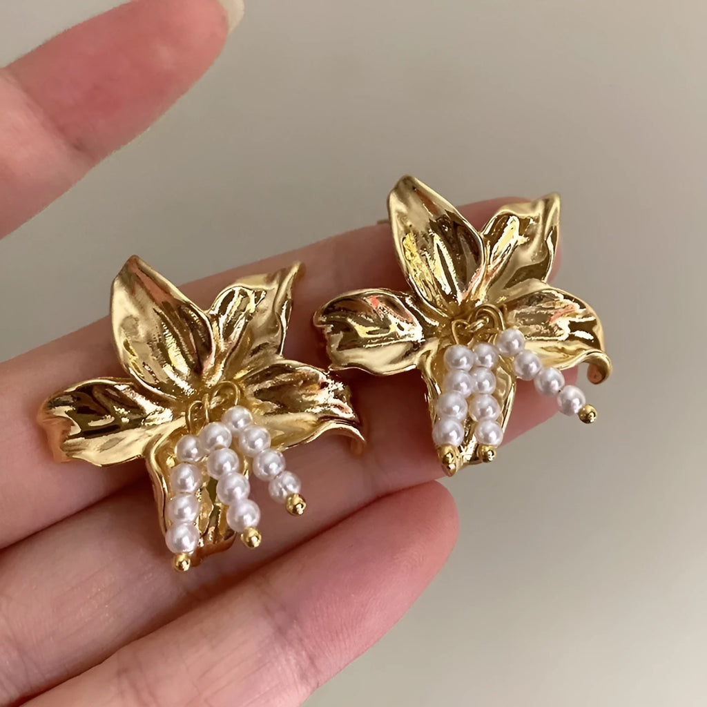 Gold H1795 metal pearl flower earrings for women with niche style and Seiko treatment.