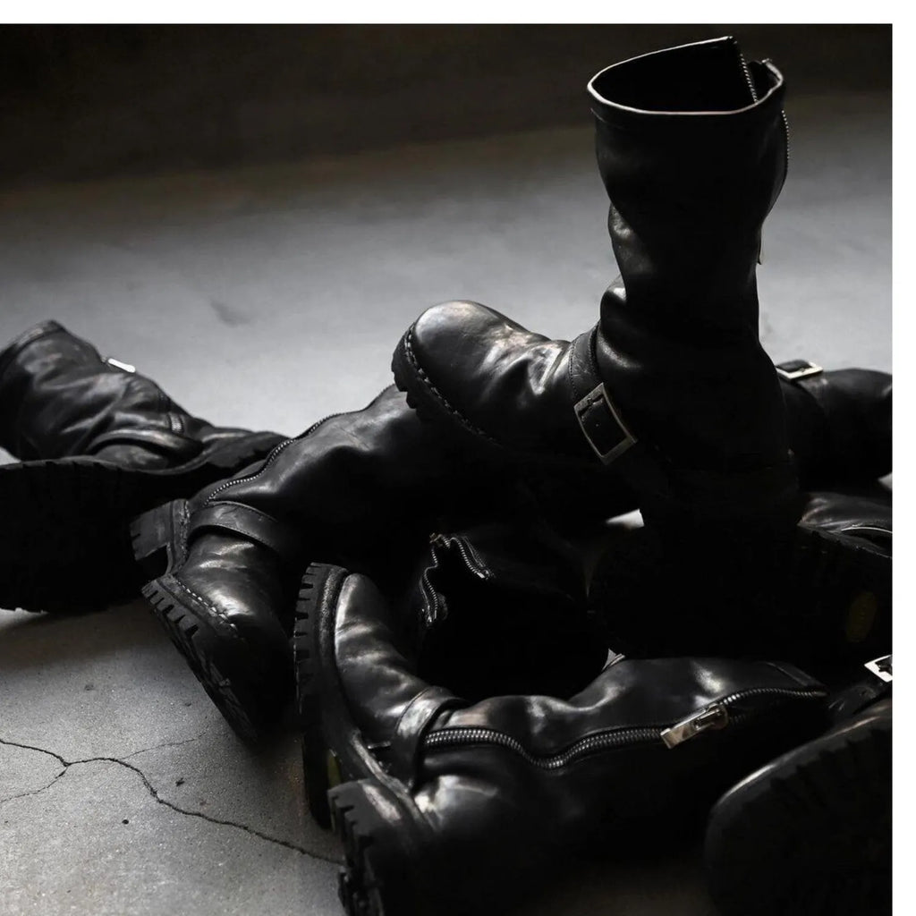 Men's dark retro Martin boots with side zipper closure and round toe in black colour