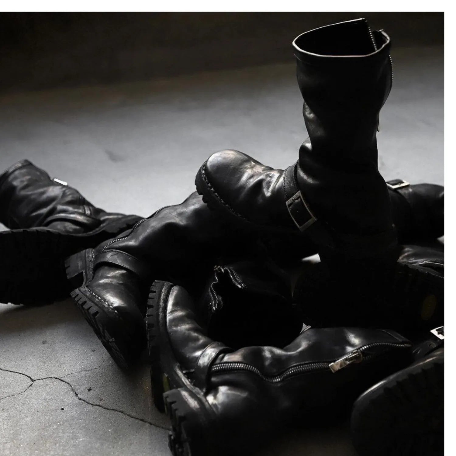 Men's dark retro Martin boots with side zipper closure and round toe in black colour