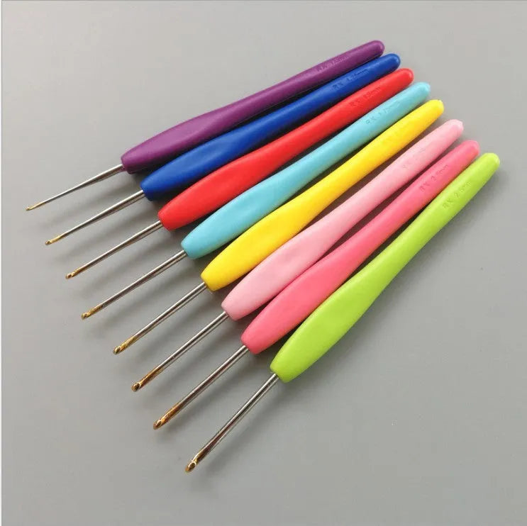Set of 16 crochet hooks with soft and hard handles in a black PU storage bag.