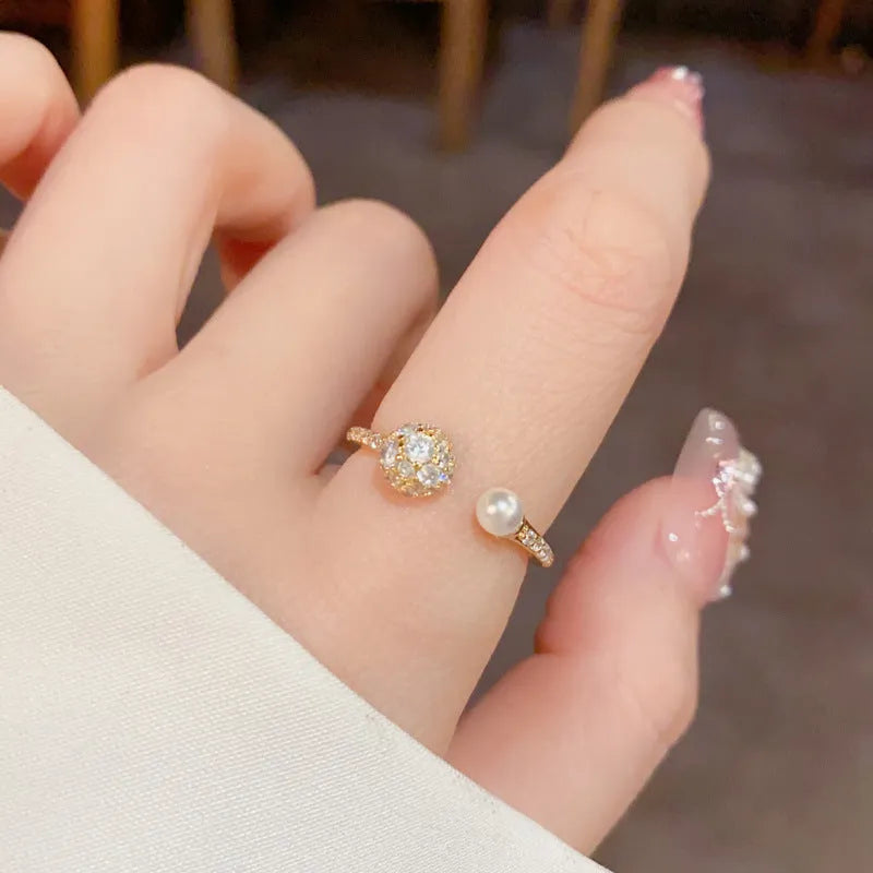 Open-end pearl ring with round zircon detail in geometric shape, gold and silver colour options