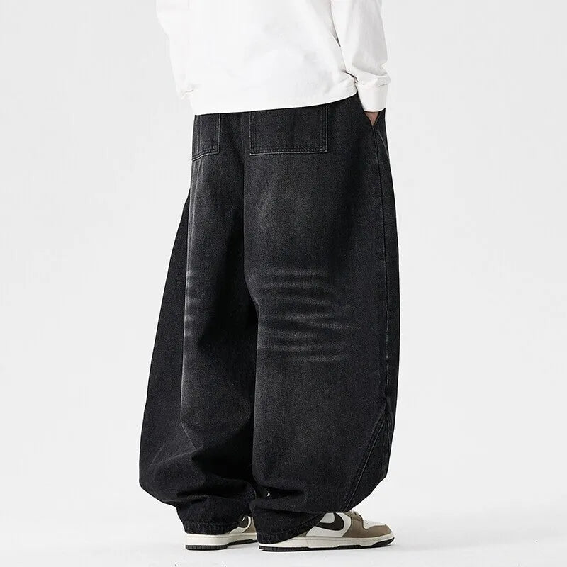 Men's plus size baggy jeans in loose fit with straight legs and low waist