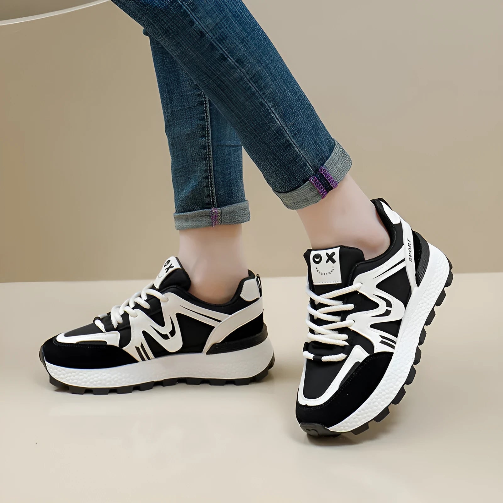 Women's solid colour platform sports casual shoes with round toe and lace-up fastening