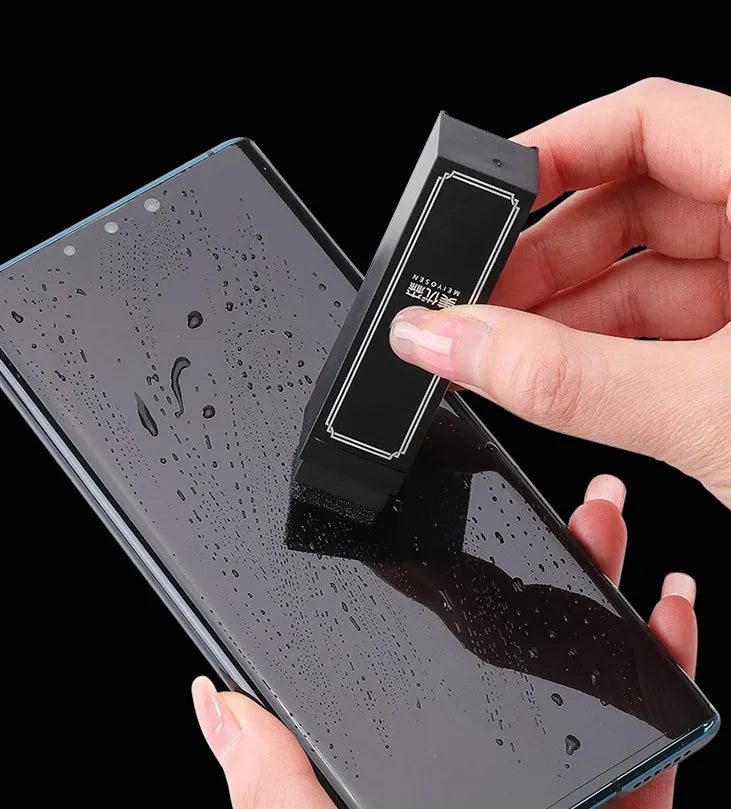 Black pack containing 40 disposable screen cleaner wipes for mobile phones and tablets