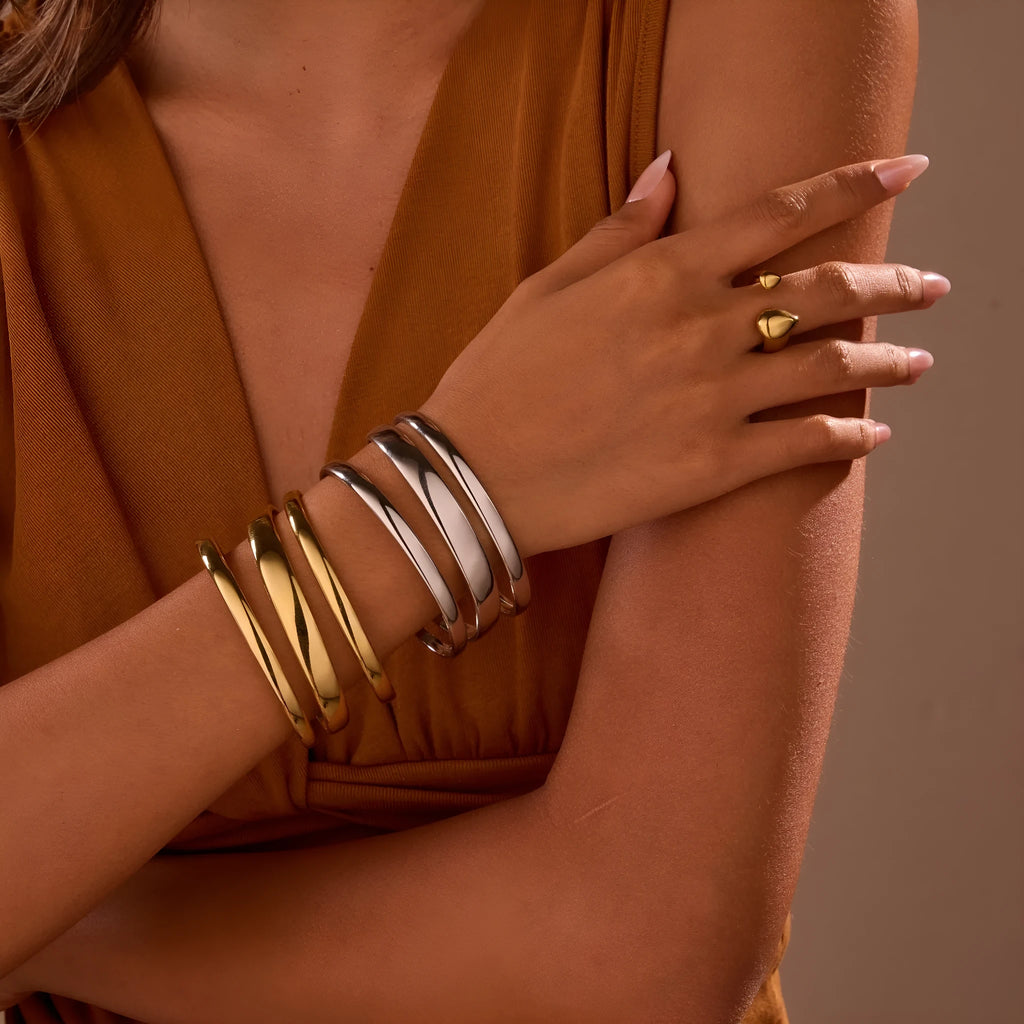 Stainless steel geometric bracelet with simple opening mechanism in gold or steel colour