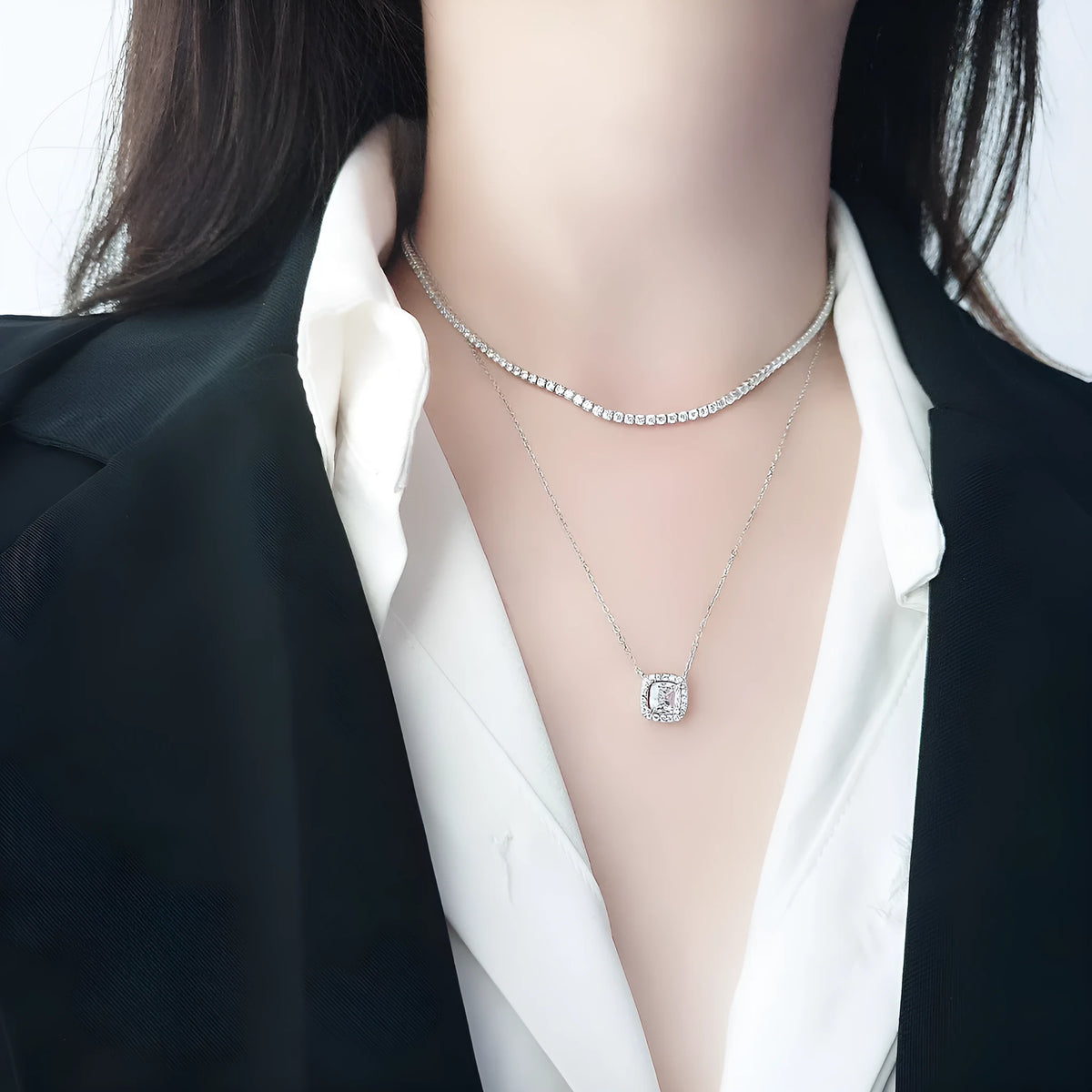Women's sterling silver necklace with round diamond element in silver colour