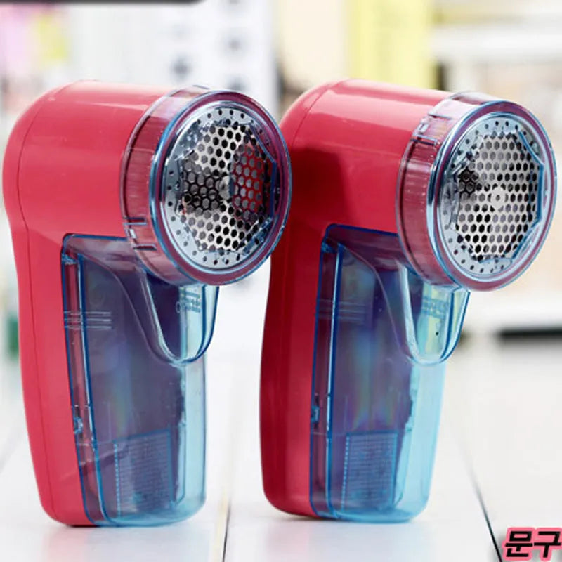 Portable electric clothing lint remover device with compact design