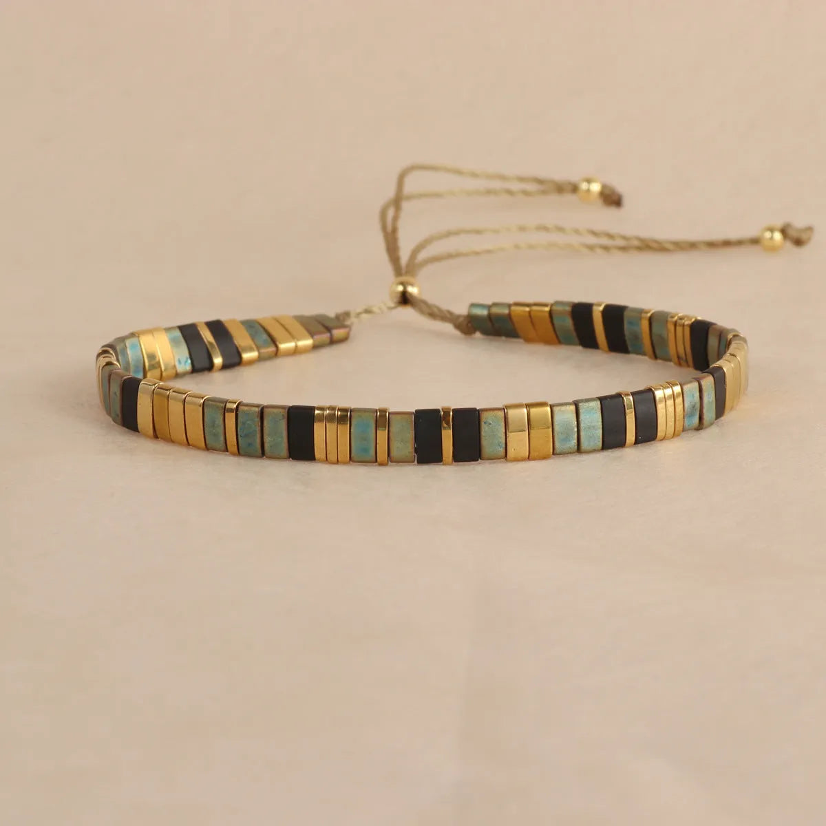 Geometric glass beaded bracelet in retro green colour with round elements