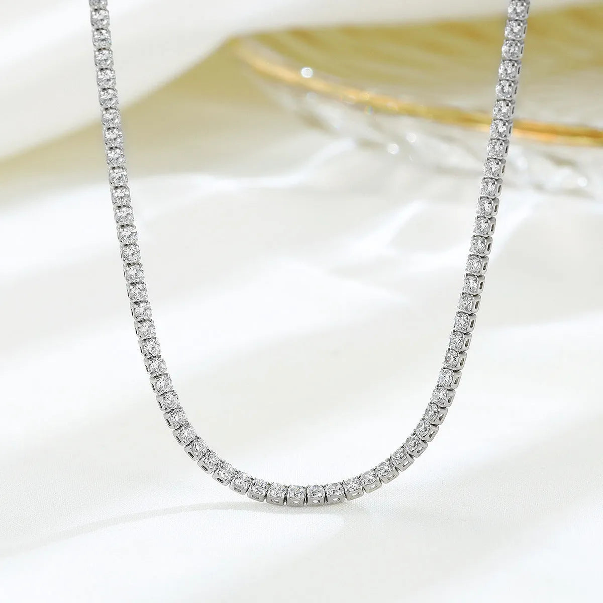 Women's sterling silver necklace with round diamond element in silver colour