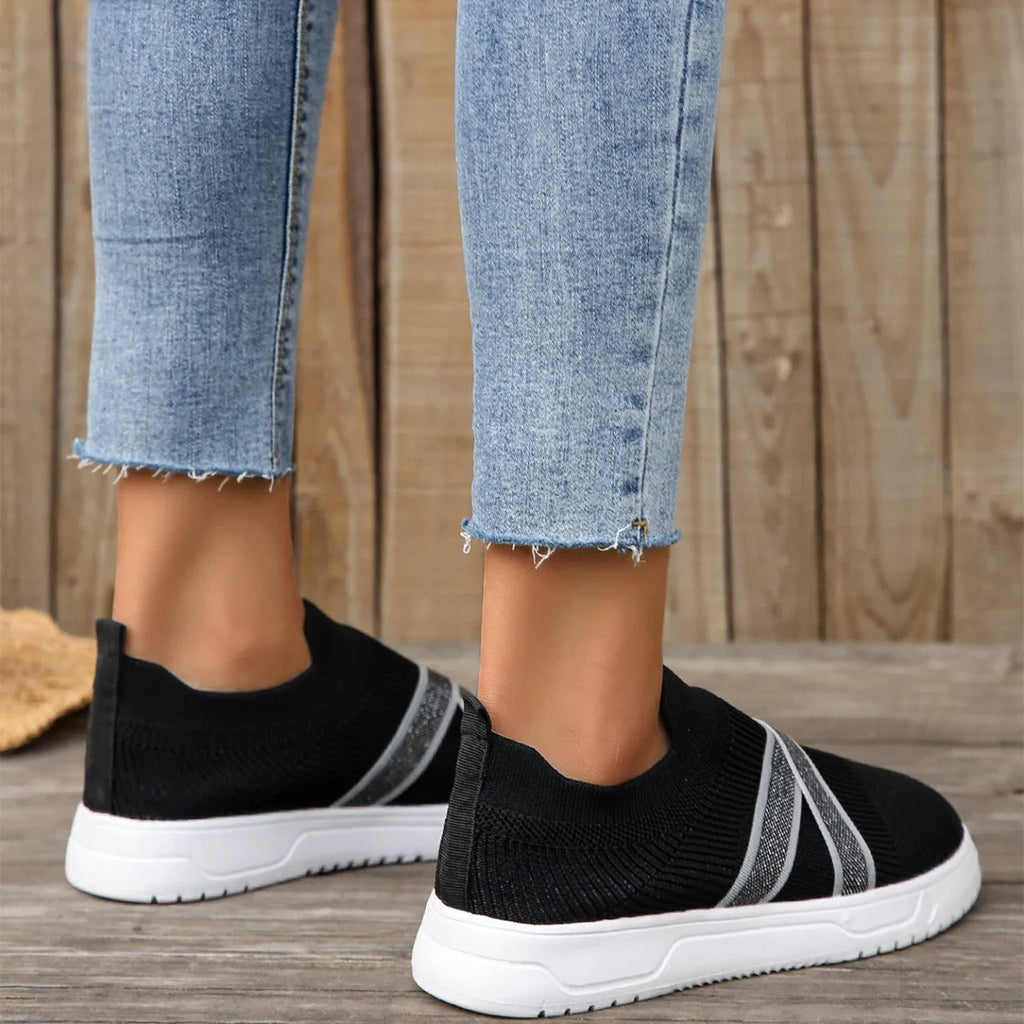 Black women's low-top mesh shoes with Flyknit fabric upper and flat rubber sole