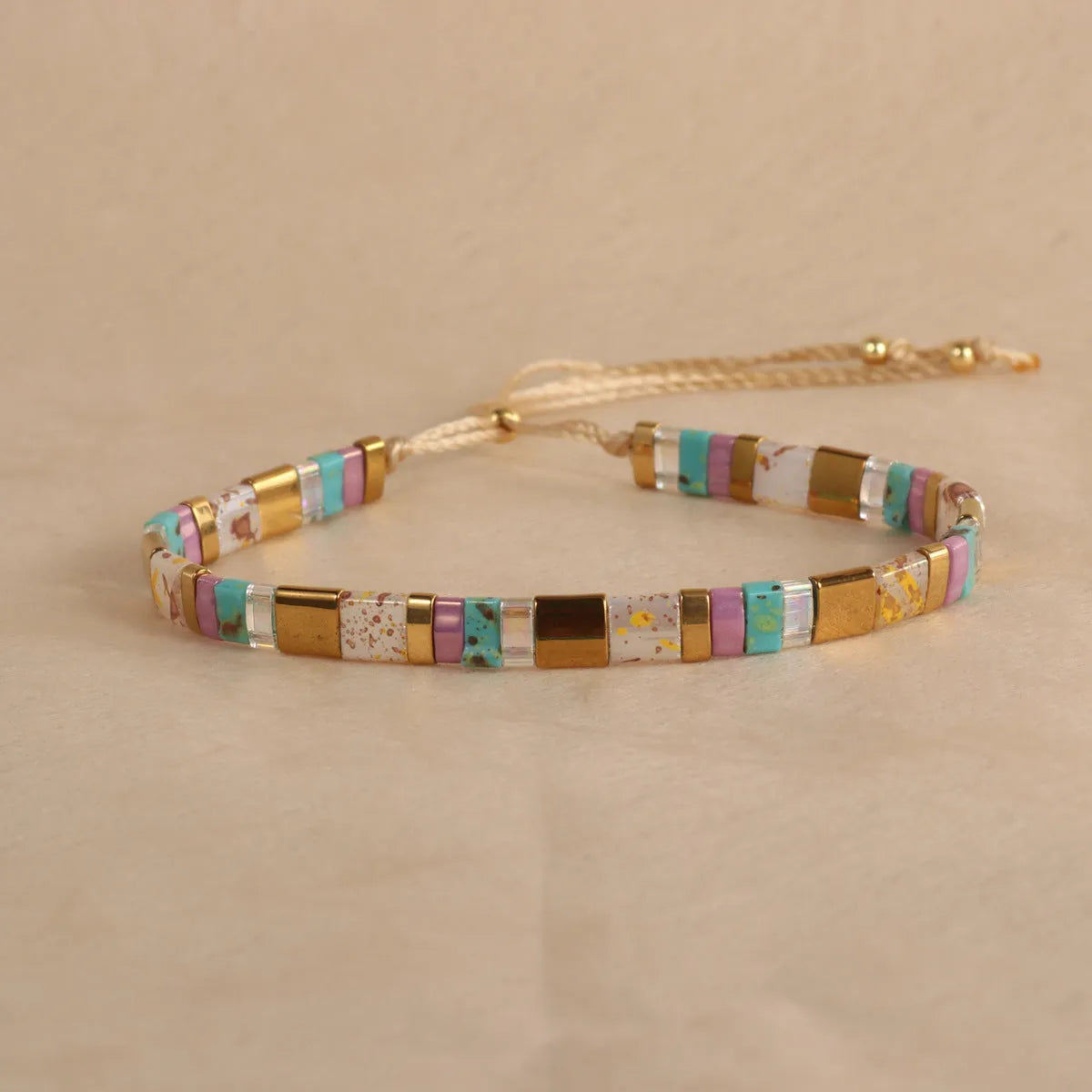 Geometric glass beaded bracelet in retro green colour with round elements