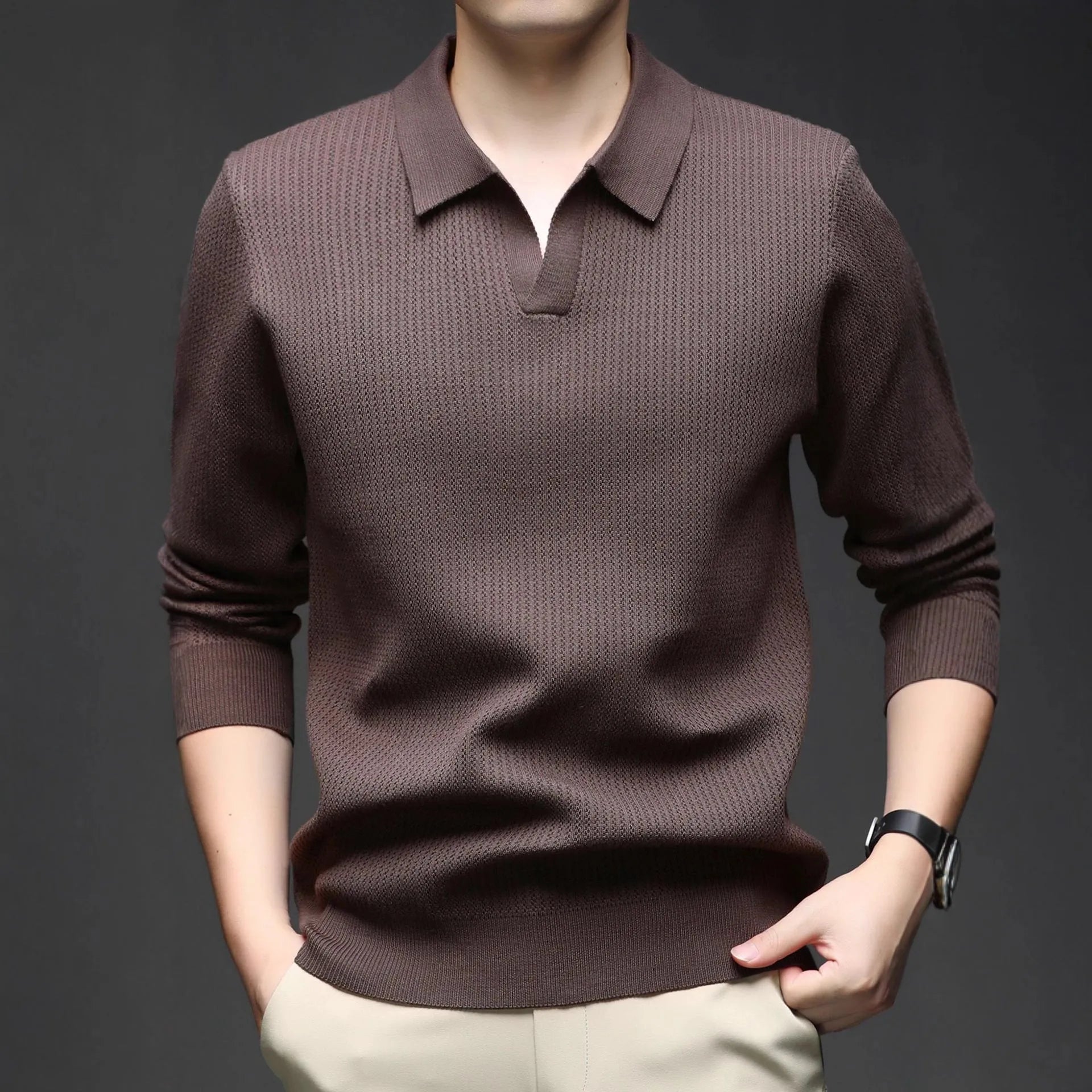 Men's loose long sleeve pullover sweater in a casual style for autumn.